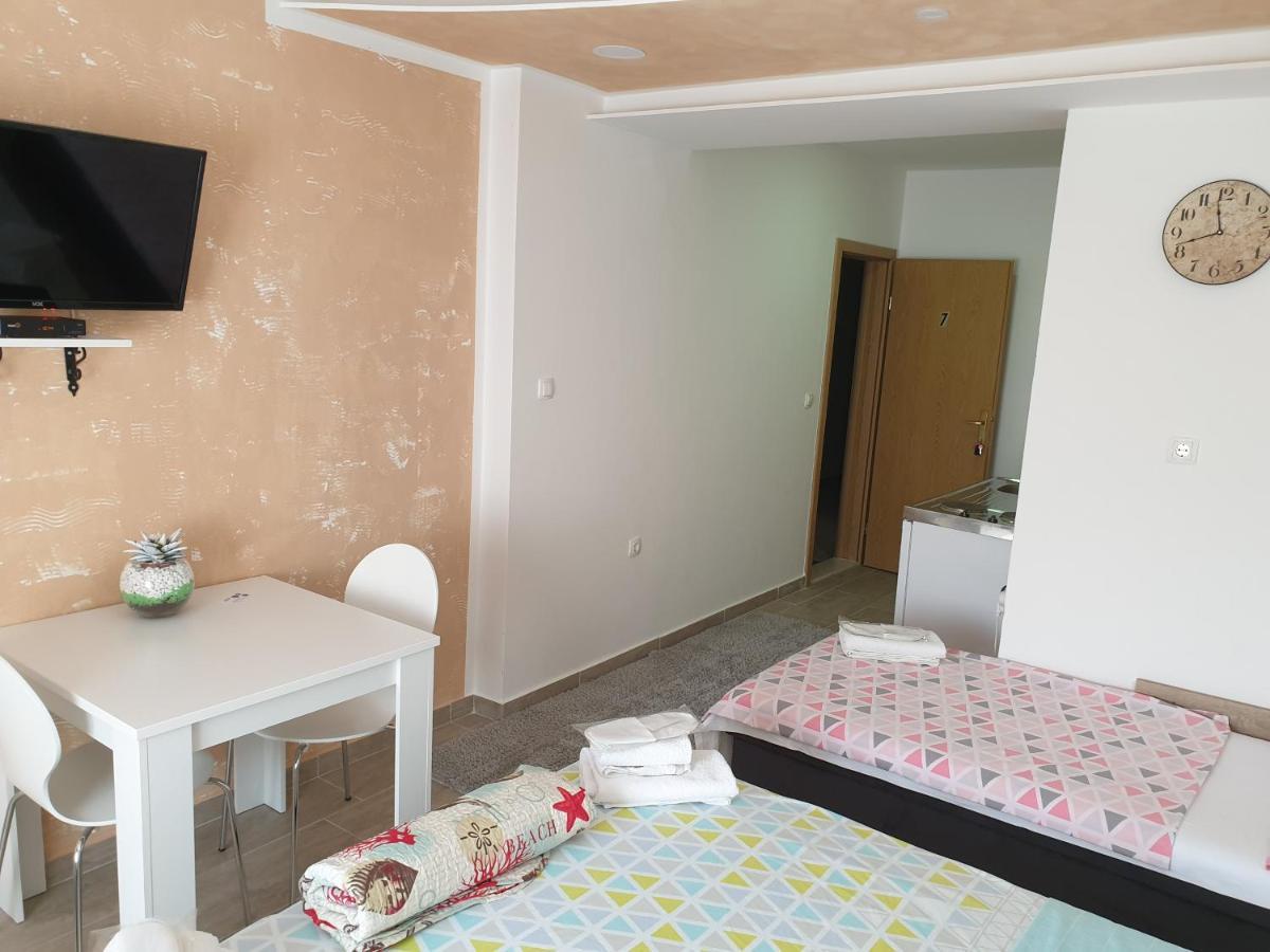 Mango Apartments Требинье Экстерьер фото